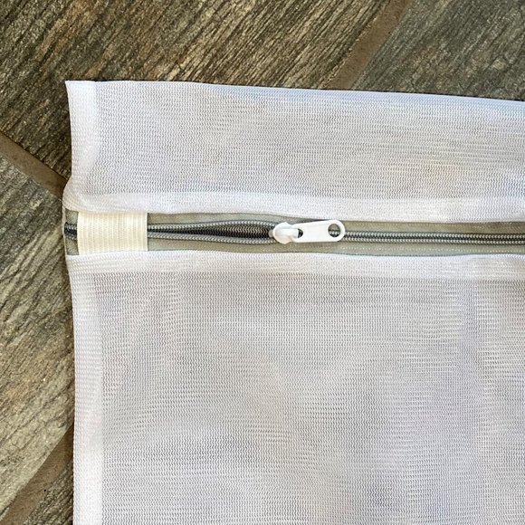 4 White Zippered Mesh Laundry Bags - Picture 4 of 8